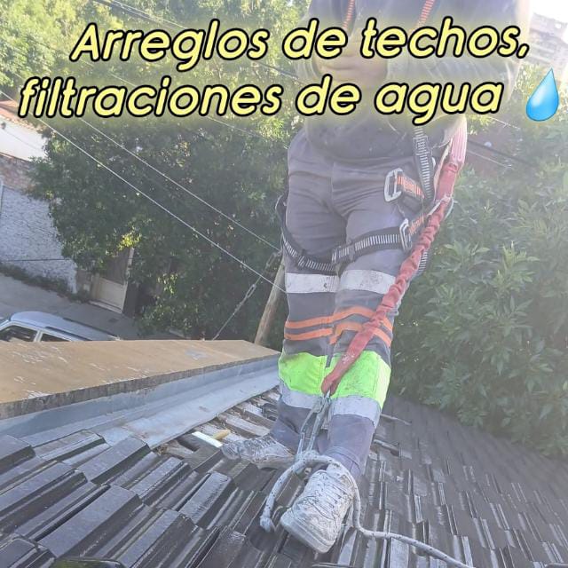 Imagen compartida de una persona realizando una tarea sobre un techo